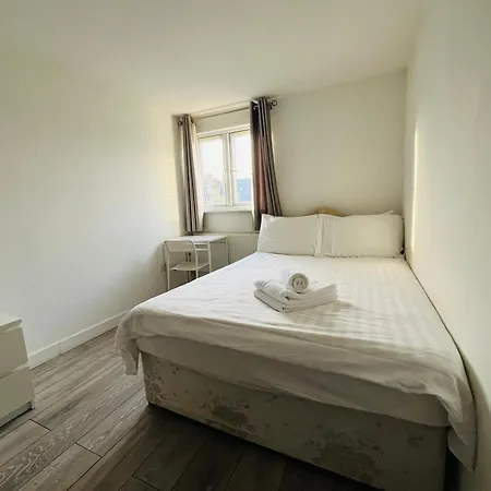 Double Room In Attractive Modern Victorian House